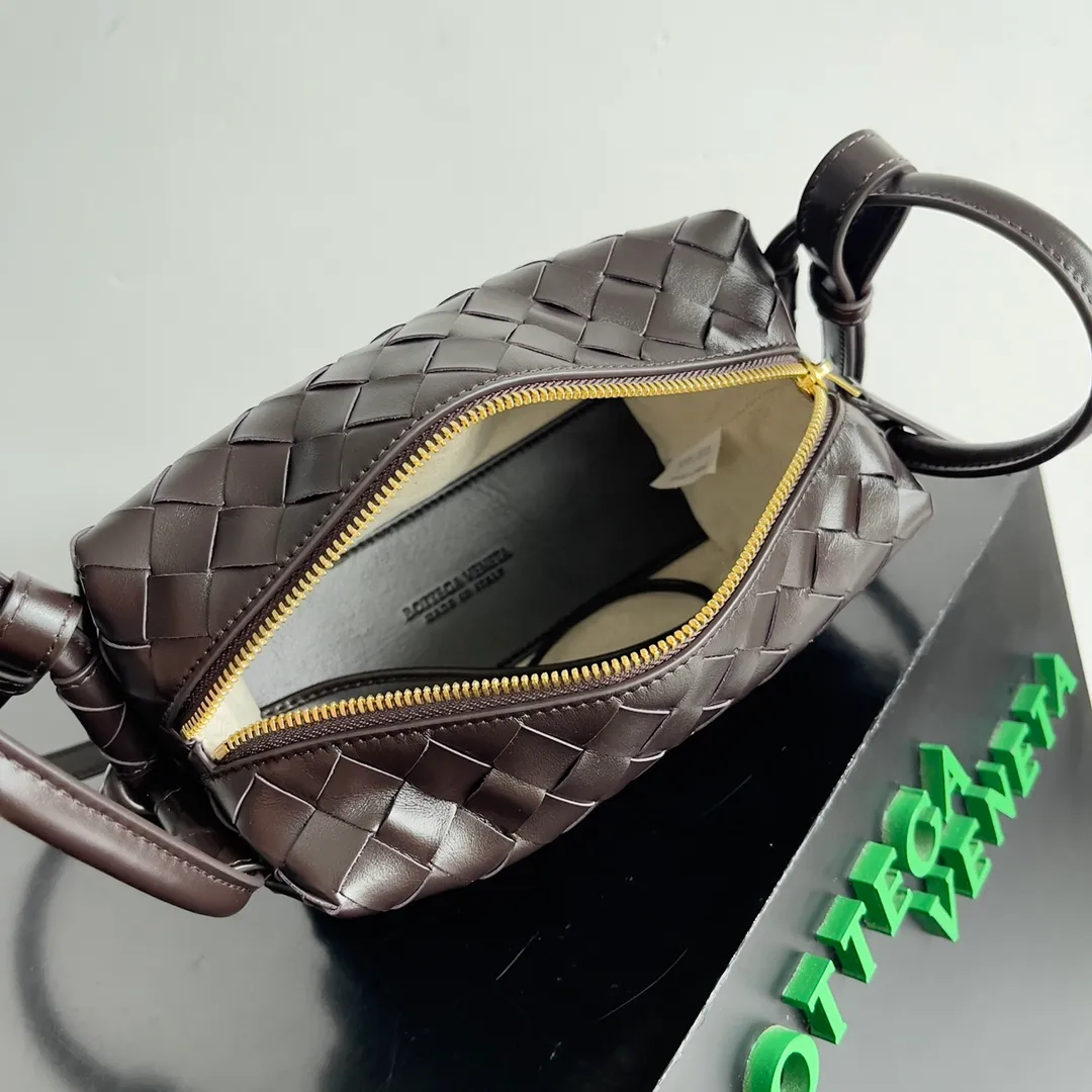 Batch 1360 BOTTEGA VENETA 2024 new loop is here! ! Many girls who like BV have owned the Loop bag. It has a simple appearance, classic weaving, and a compact and lightweight bag shape. This innovation continues the "camera bag" shape. Unlike the traditional Loop bag, which can only be worn as a crossbody bag, this innovation It can be carried by hand or cross-body, satisfying both the concave shape and daily needs. The oversized buckle can be folded and used as a handle. The sultry heat in summer ☀️ usually reduces people's desires. Having a lightweight bag will greatly enhance the happiness of traveling🫧 Style number: 796615 Size: 19*12*9cm